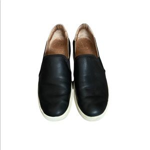 UGG BLACK LEATHER SLIP ON SNEAKERS